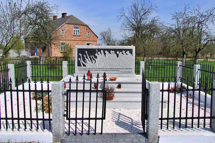 Obelisk w miejscu spoczynku mieszkańców Ciechanowca narodowości żydowskiej, zamordowanych przez okupantów niemieckich w 1942 r. - Pobikry